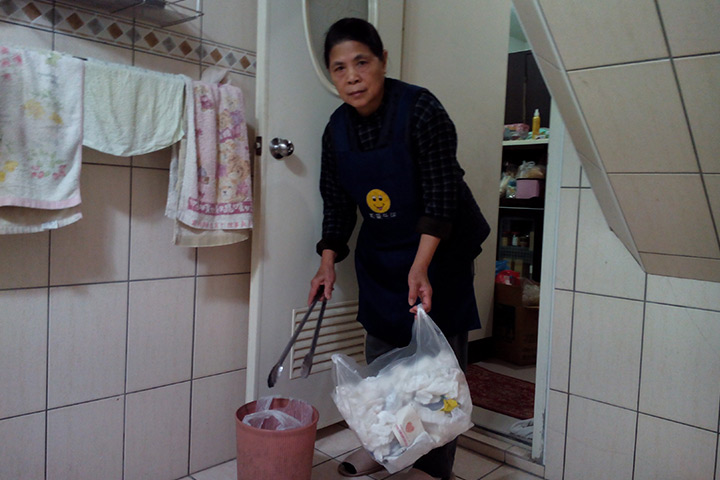 本文作者的婆婆將家裡的垃圾收集起來，再一起丟掉。七年下來，省下了五千多個塑膠袋。
