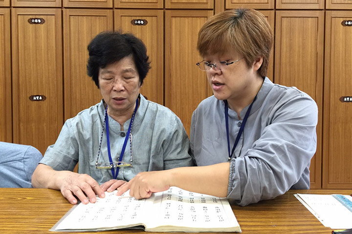 蕙珍（右）與阿嬤利用營隊下課時間一起背誦《弟子規》