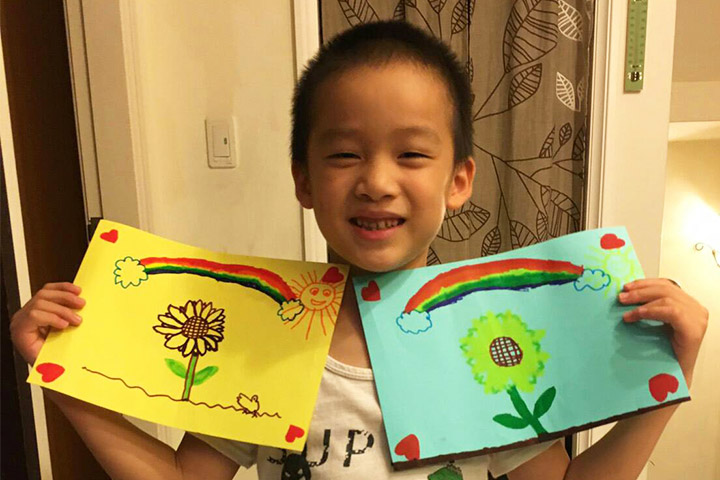 本文作者的兒子宜澄開心地拿著請師卡拍照留念