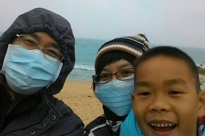 大年初一，辛天送帶女兒、兒子到海邊淨灘，希望能為守護海洋、守護眾生盡一分心力。